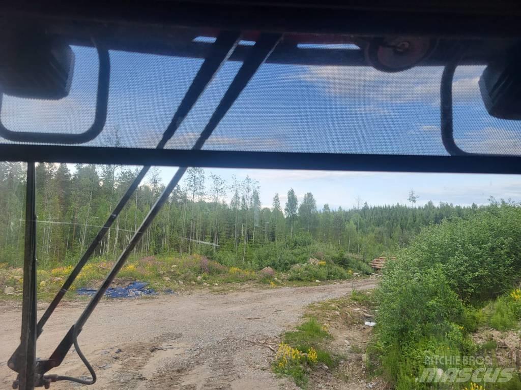Komatsu 835 Tomruk yükleyici traktörler