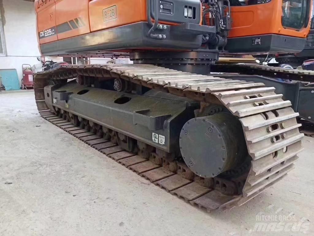 Doosan DX 225 LC Paletli ekskavatörler