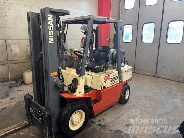 Nissan UJ02 A 25 U LPG'li forkliftler