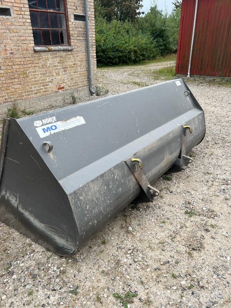 MO Kornskovl Ön yükleyici atasmanlar