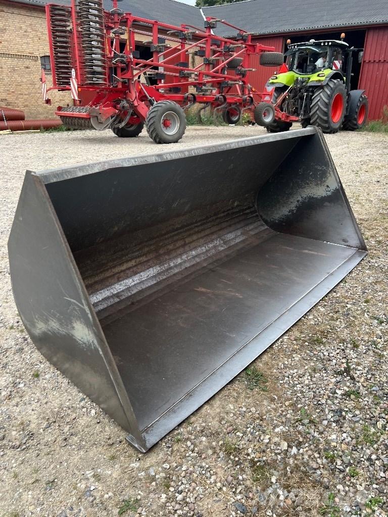 MO Kornskovl Ön yükleyici atasmanlar