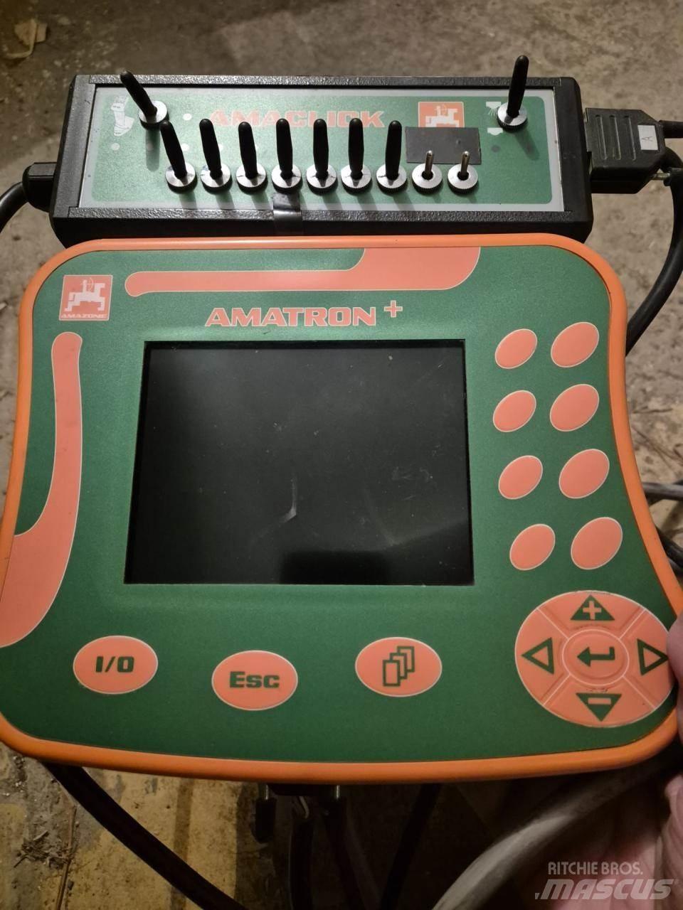 Amazone UX 4200 Çekilir pülverizatörler
