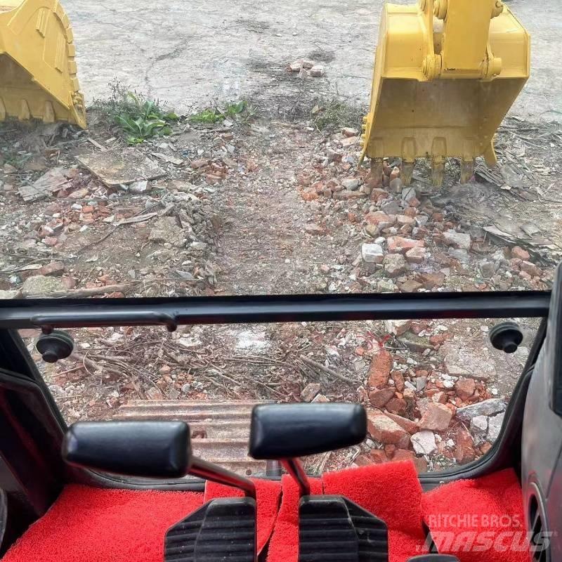 Komatsu PC 138 Paletli ekskavatörler