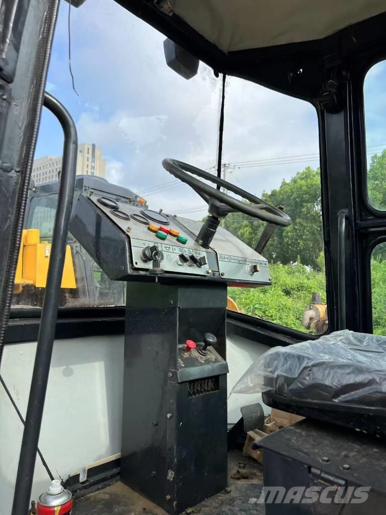 Dynapac CA25D Tek tamburlu silindirler