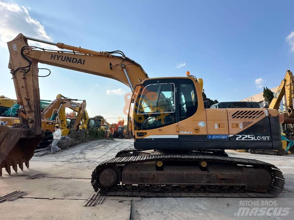 Hyundai 225 Paletli ekskavatörler