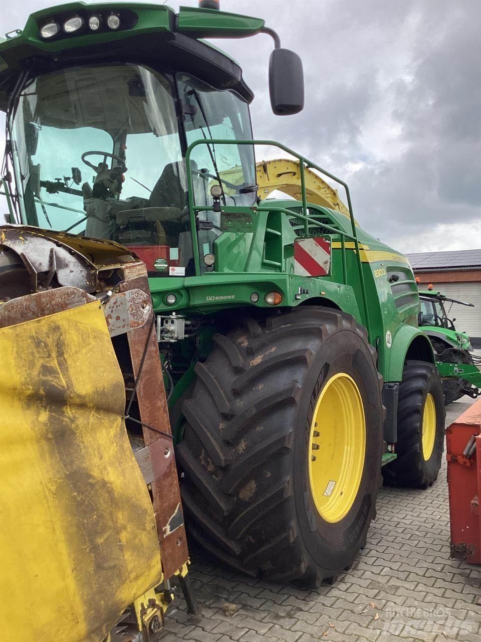 John Deere 8300 Kendi yürür silaj makinalari