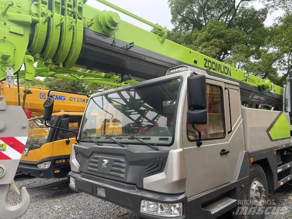 Zoomlion 25 ton Yol-Arazi Tipi Vinçler (AT)