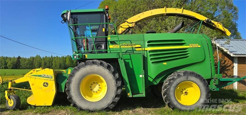John Deere 7300 Kendi yürür silaj makinalari