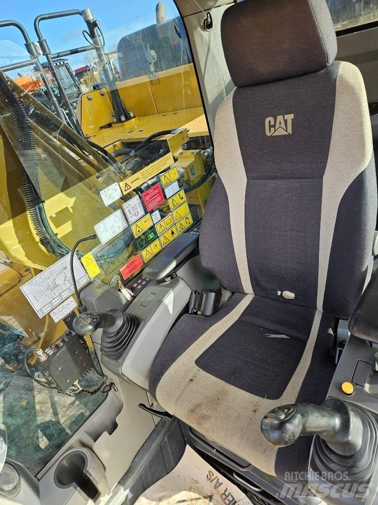 CAT 326 F L Paletli ekskavatörler