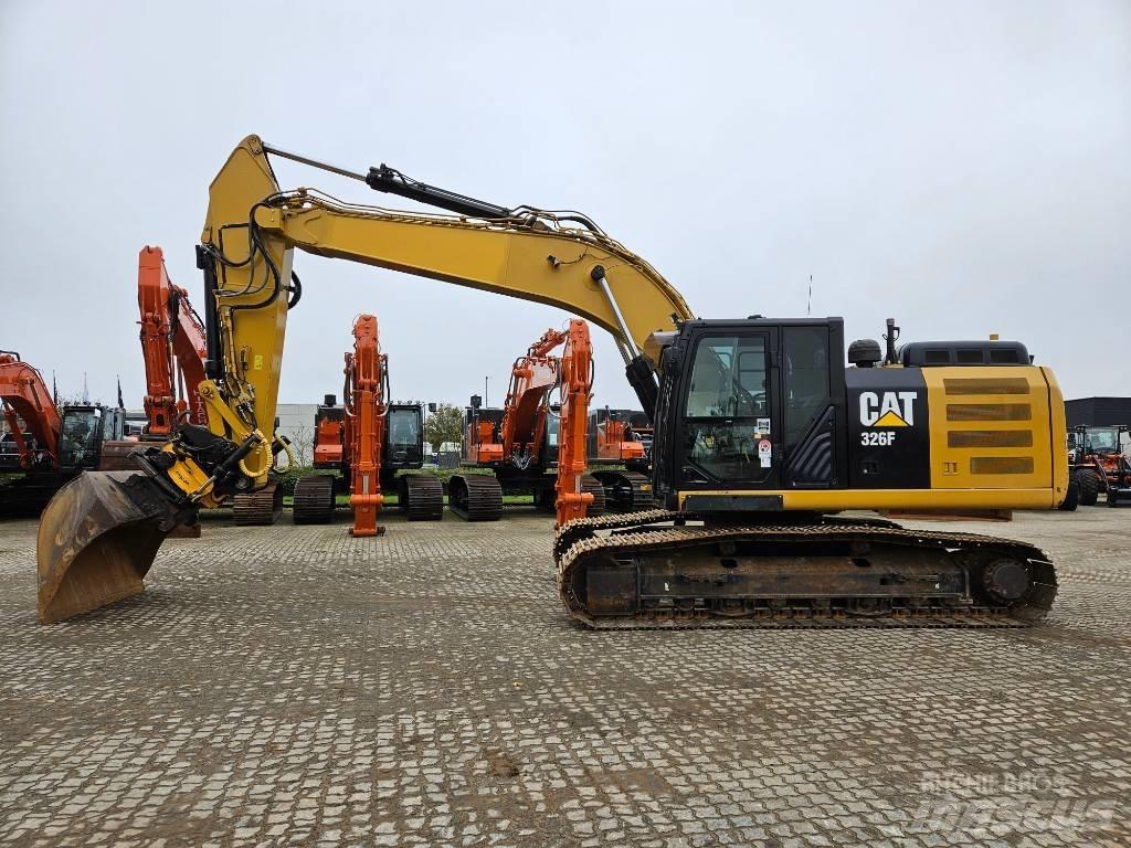 CAT 326 F L Paletli ekskavatörler