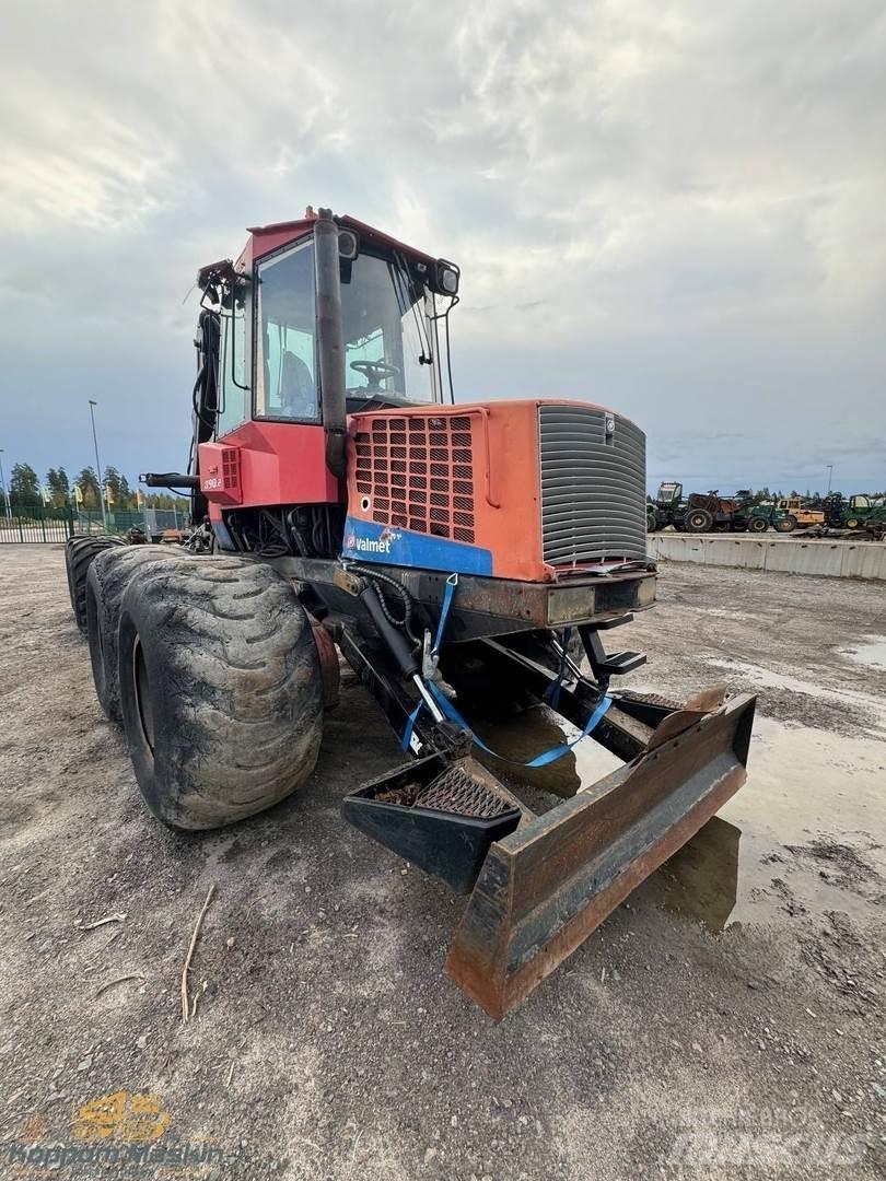 Valmet 890.2 Tomruk yükleyici traktörler