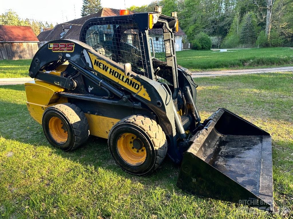 New Holland L 225 Skid steer loderler
