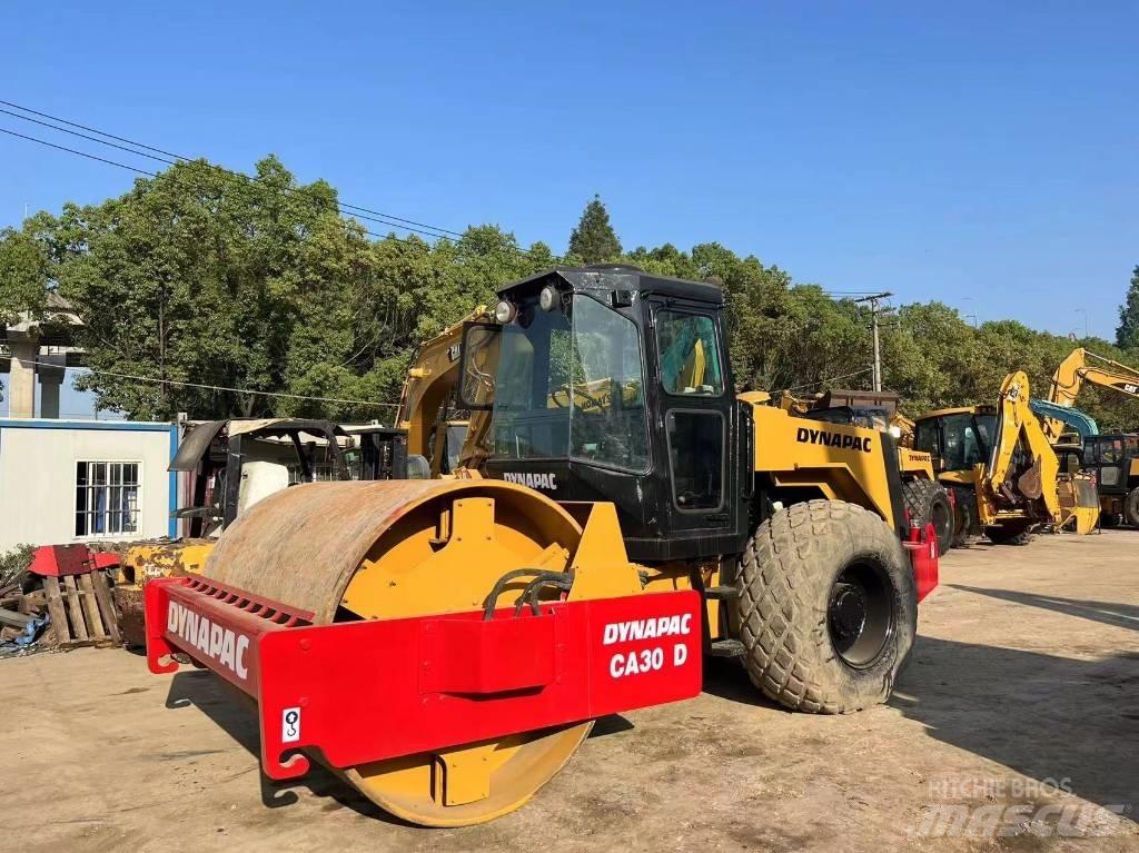 Dynapac CA 30 D Tek tamburlu silindirler