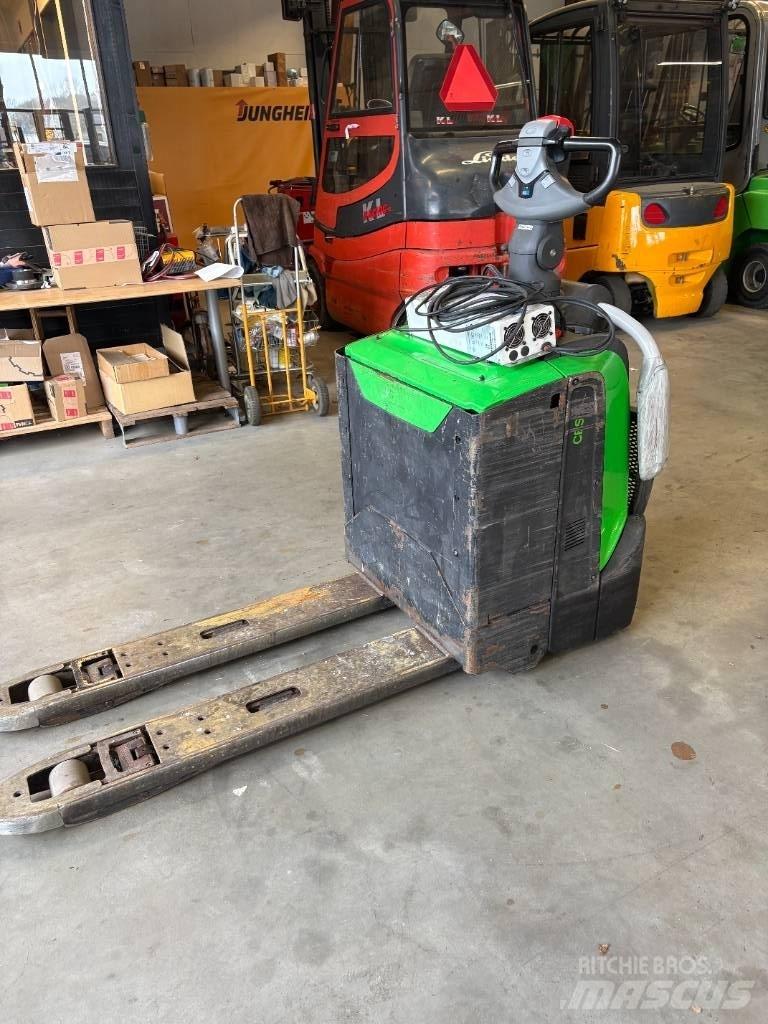 Cesab P 320 Düsük seviye platformu