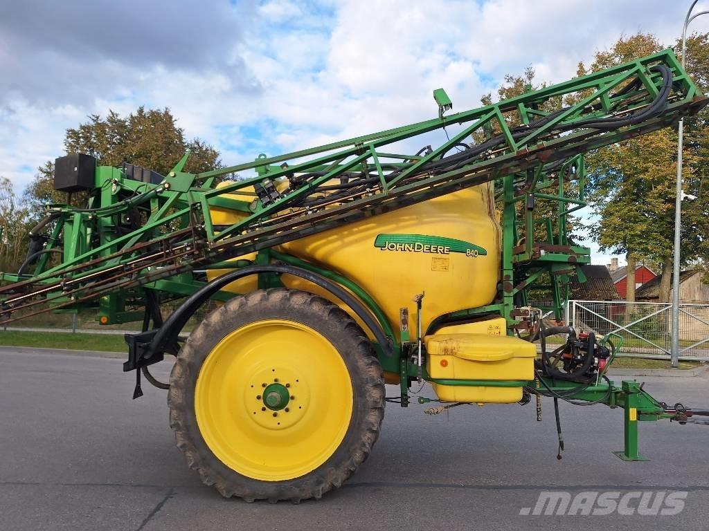 John Deere 840 Çekilir pülverizatörler