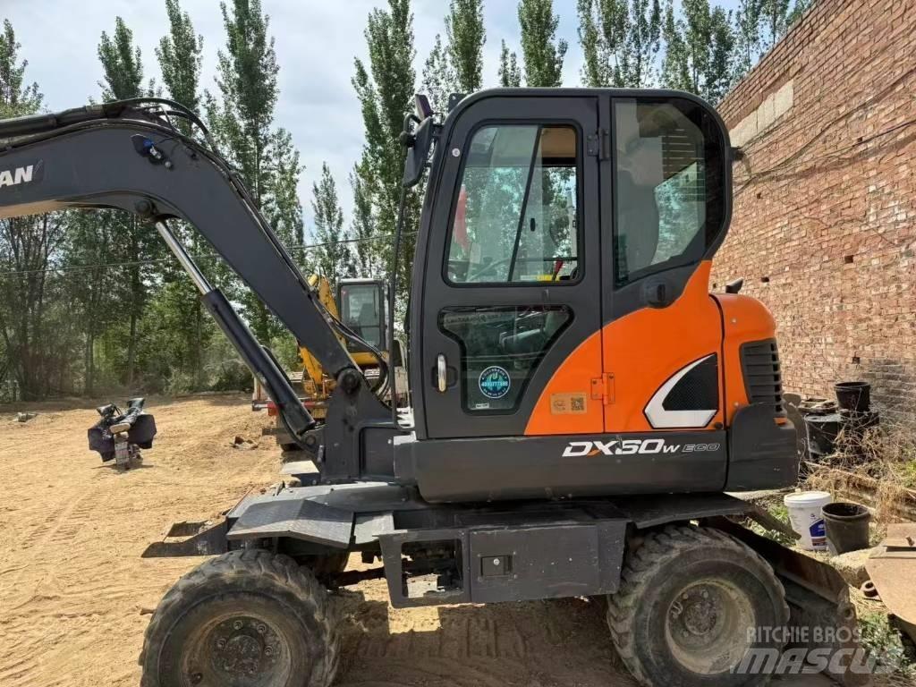 Doosan DX60W Lastik tekerli ekskavatörler