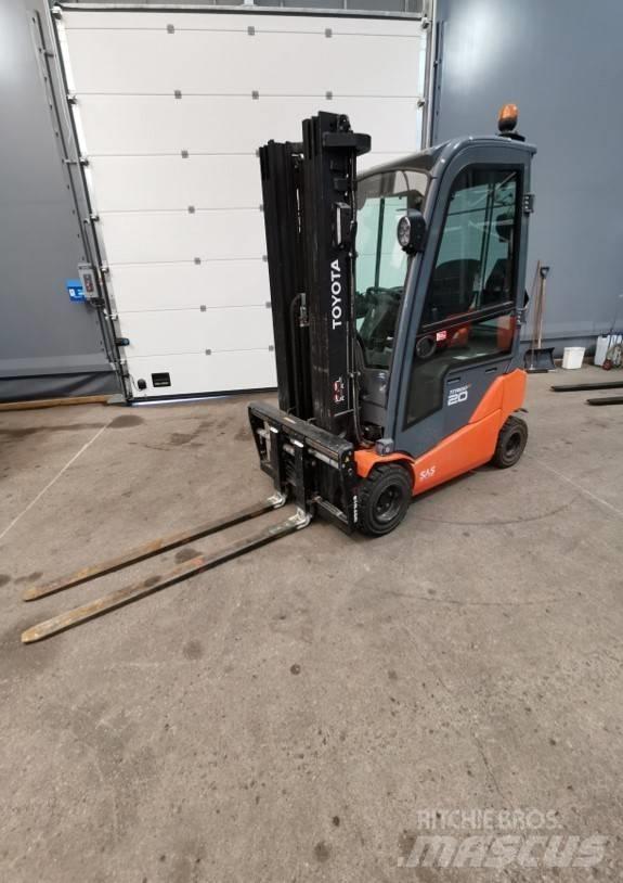 Toyota 8FBMK20T Elektrikli forkliftler