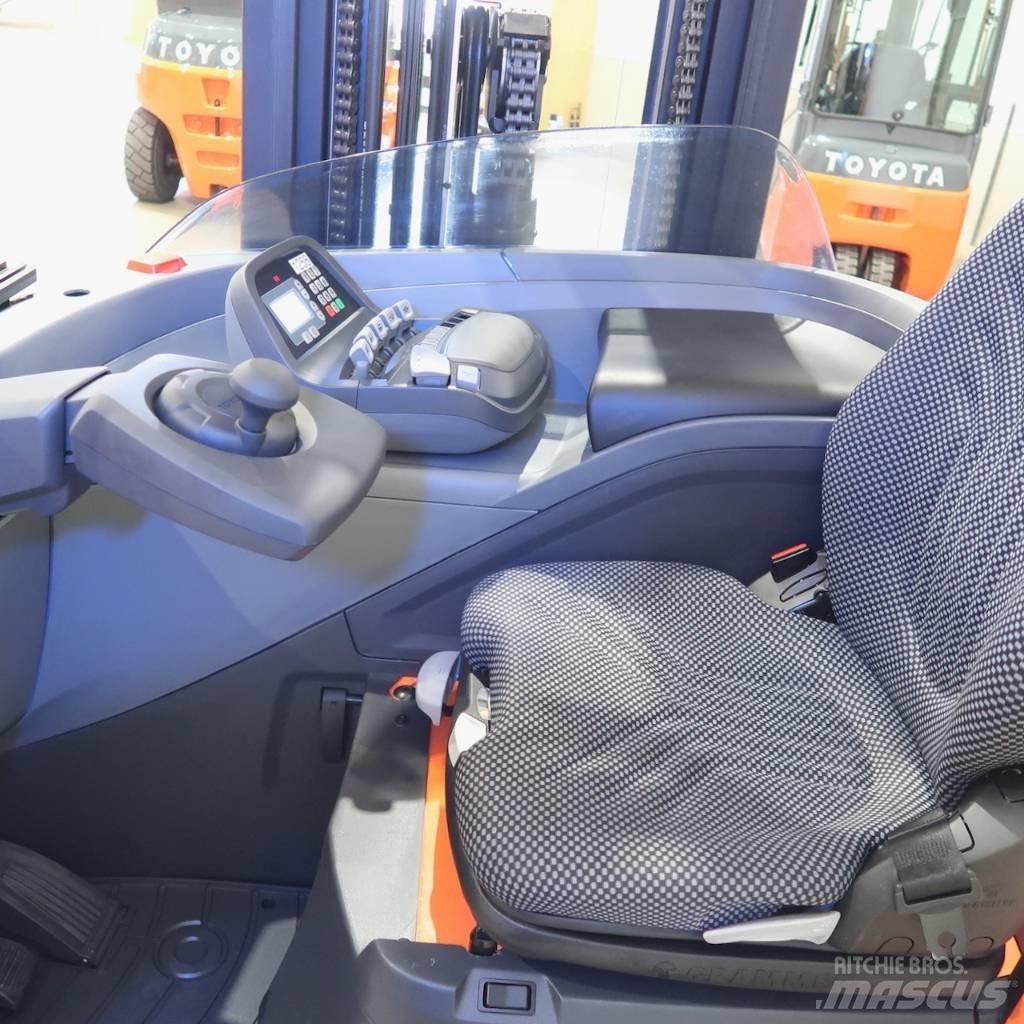 Toyota RRE160H Reach truck - depo içi istif araçları