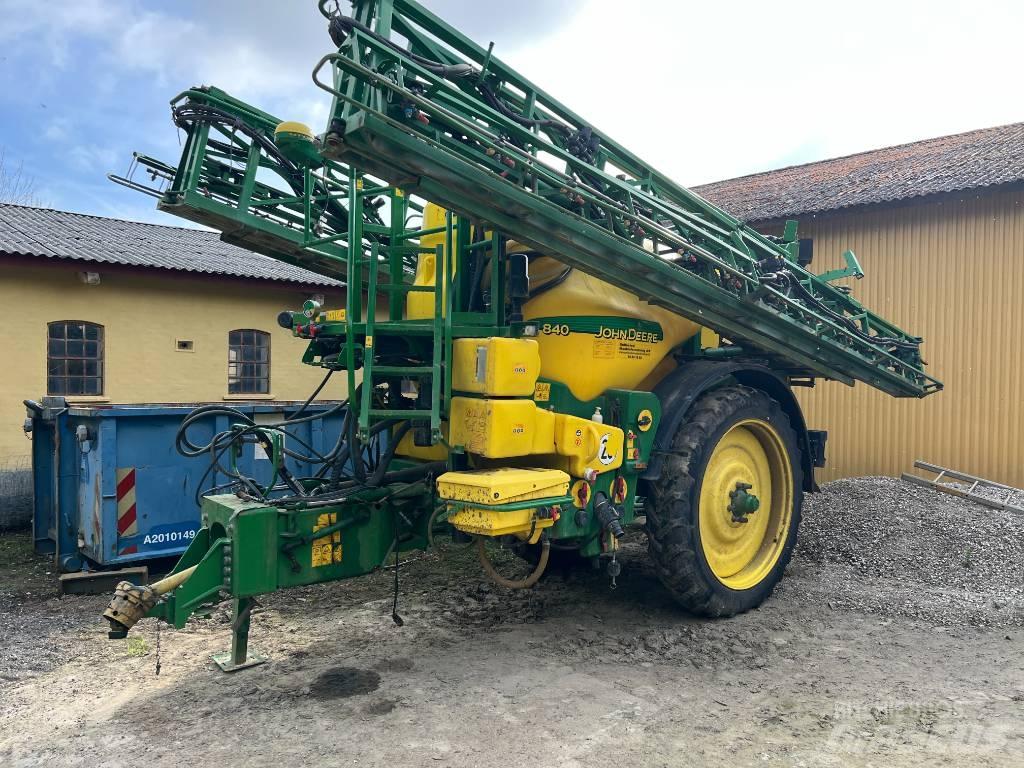 John Deere 840 Çekilir pülverizatörler