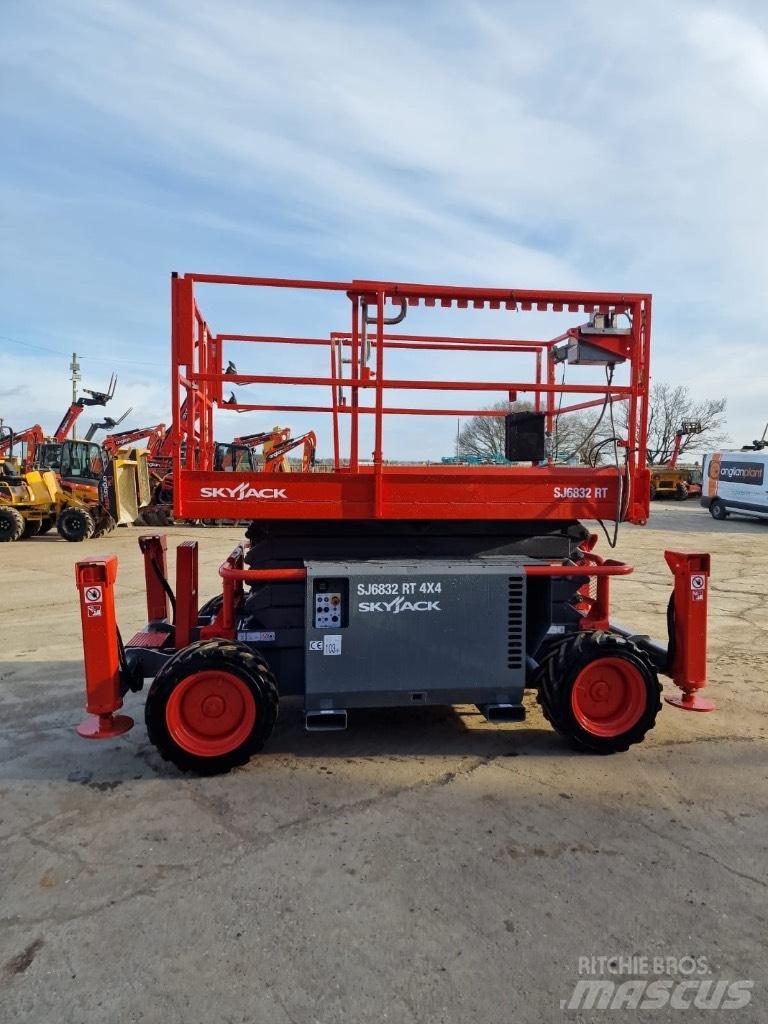 SkyJack SJ 6832 RT Makasli platformlar