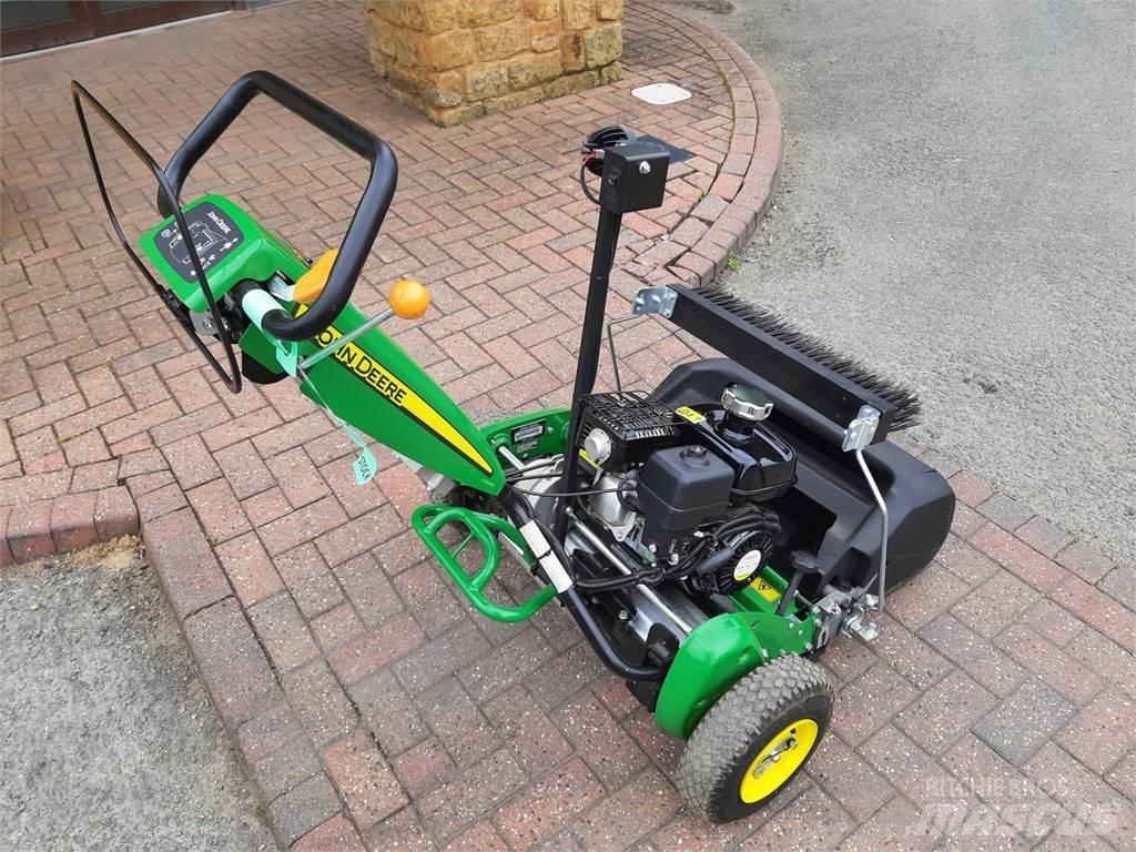 John Deere 220SL Arkasından yürünen çim biçme makineleri