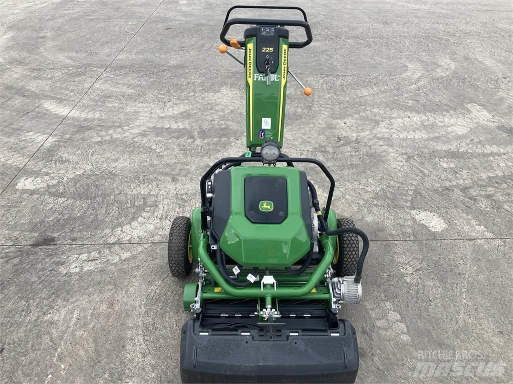 John Deere 225 E-cut Arkasından yürünen çim biçme makineleri