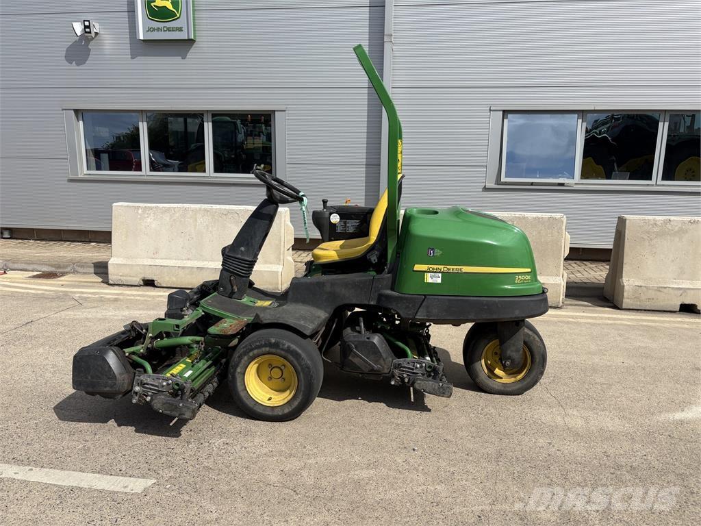 John Deere 2500E Arkasından yürünen çim biçme makineleri