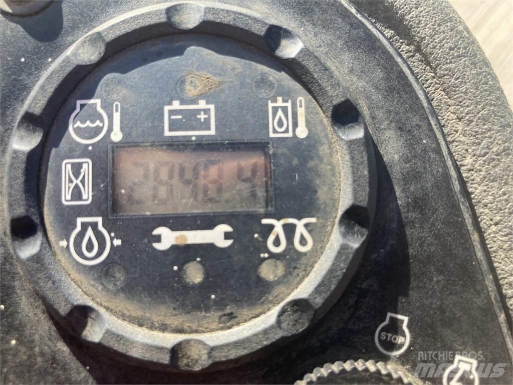 John Deere 2500EH Arkasından yürünen çim biçme makineleri