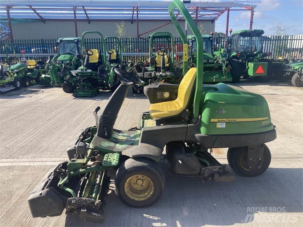 John Deere 2500EH Arkasından yürünen çim biçme makineleri
