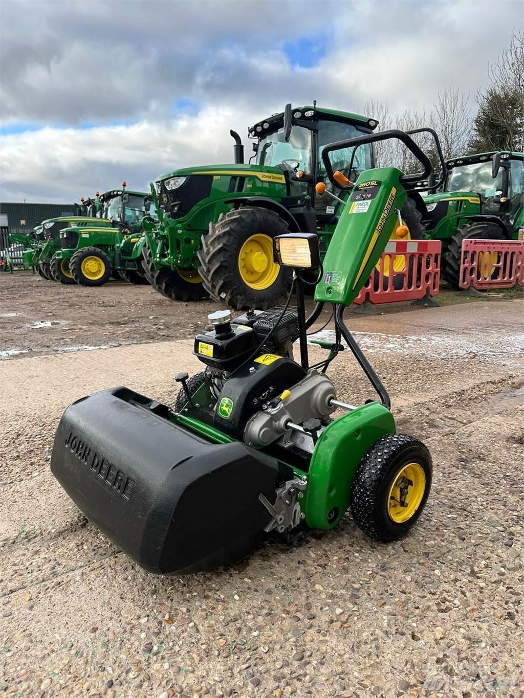 John Deere 260SL Arkasından yürünen çim biçme makineleri