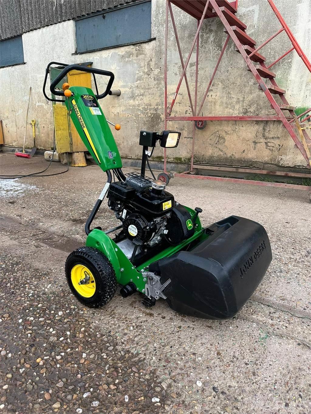 John Deere 260SL Arkasından yürünen çim biçme makineleri