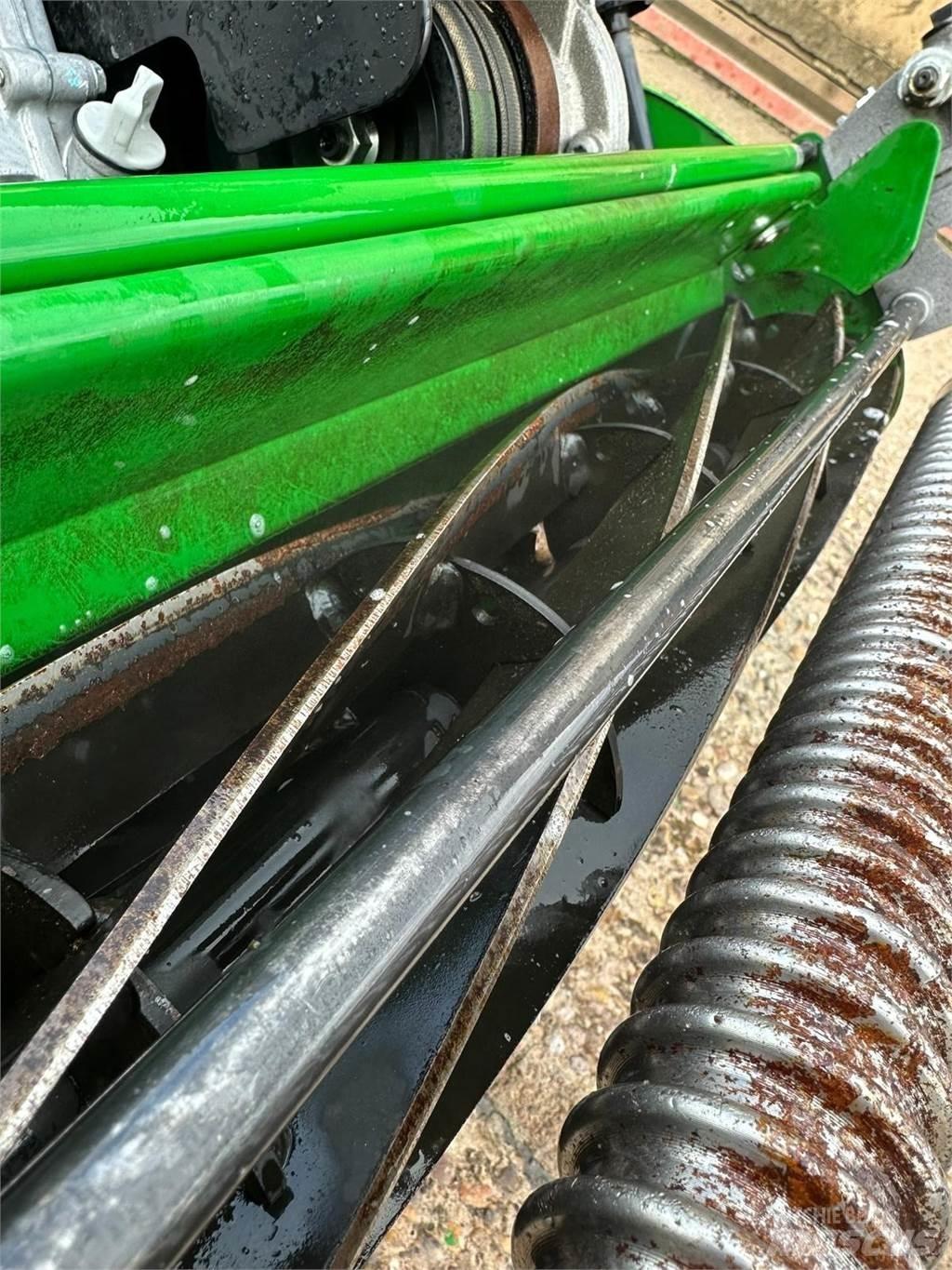 John Deere 260SL Arkasından yürünen çim biçme makineleri