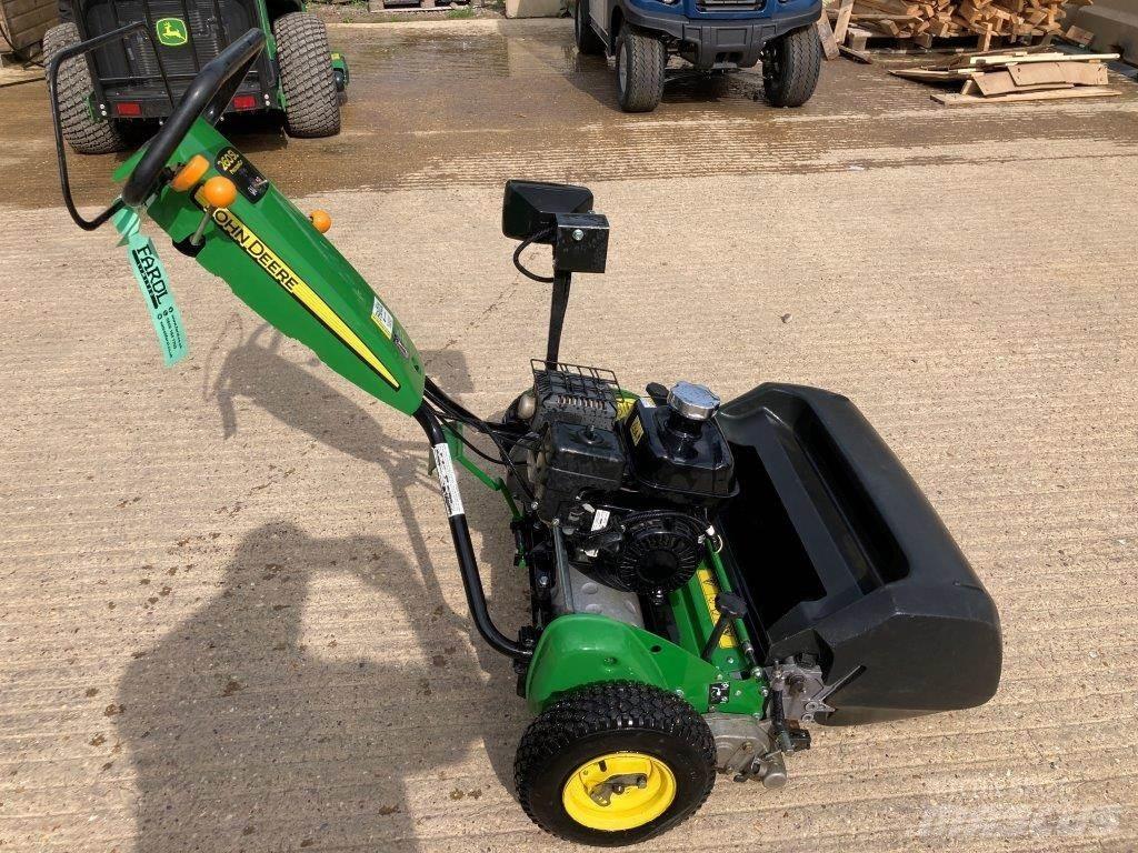 John Deere 260SL Arkasından yürünen çim biçme makineleri