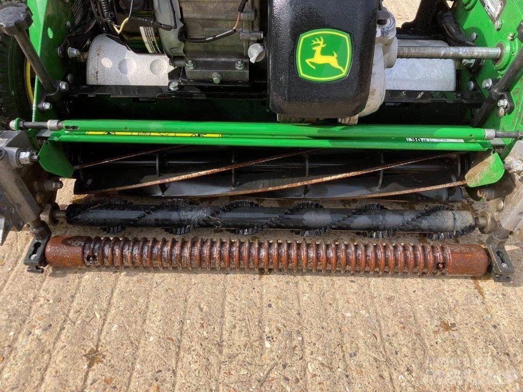 John Deere 260SL Arkasından yürünen çim biçme makineleri