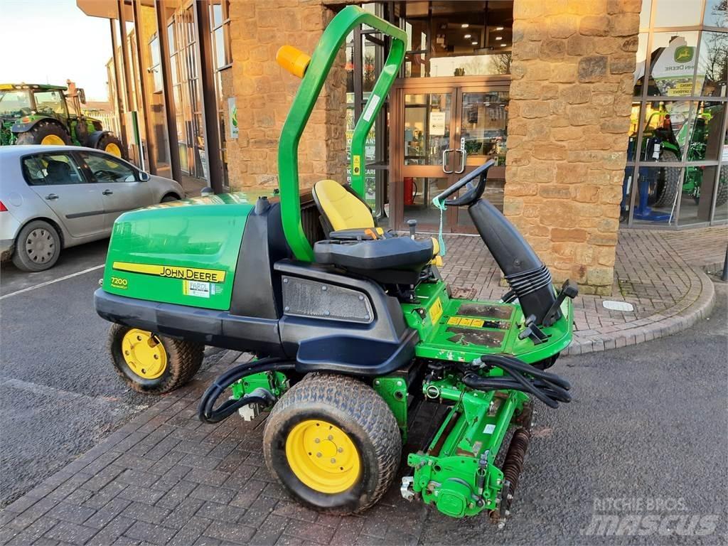 John Deere 7200 Arkasından yürünen çim biçme makineleri
