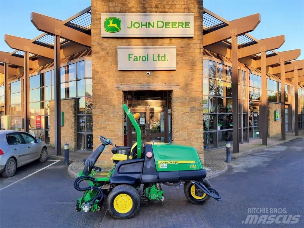 John Deere 7200 Arkasından yürünen çim biçme makineleri