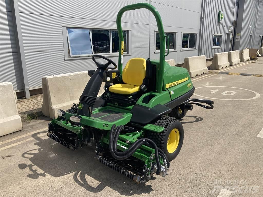John Deere 7200A Arkasından yürünen çim biçme makineleri