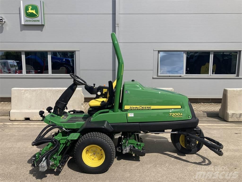 John Deere 7200A Arkasından yürünen çim biçme makineleri