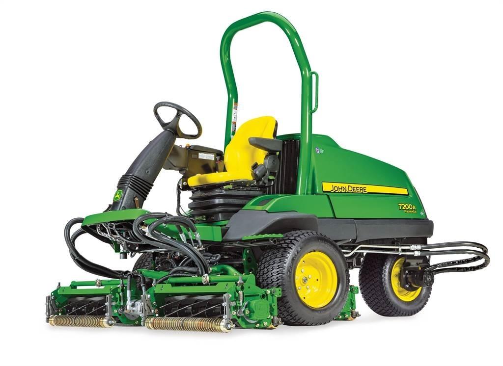 John Deere 7200A Arkasından yürünen çim biçme makineleri