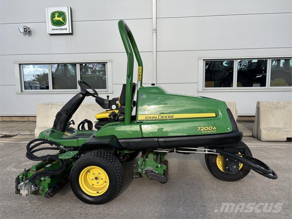 John Deere 7200A Arkasından yürünen çim biçme makineleri