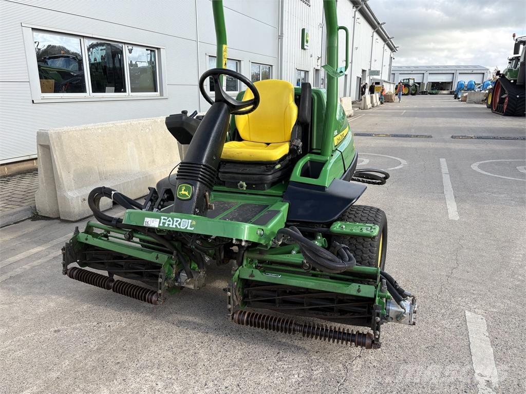 John Deere 7200A Arkasından yürünen çim biçme makineleri