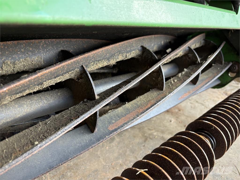 John Deere 7200A Arkasından yürünen çim biçme makineleri