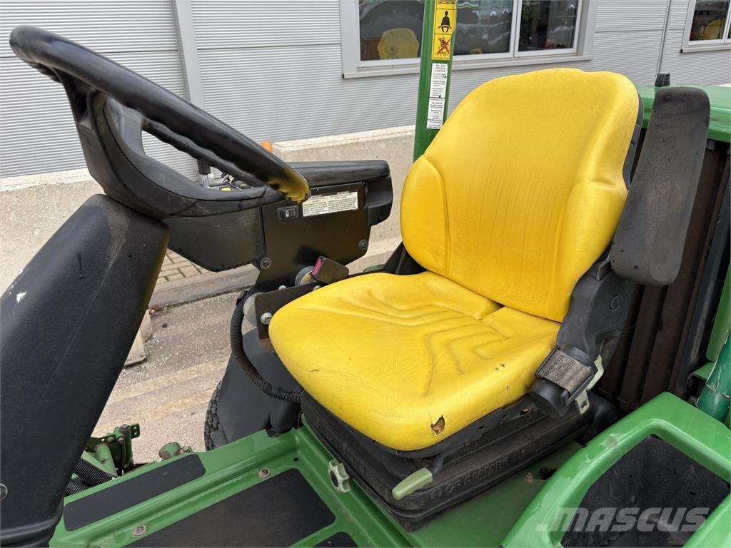 John Deere 7200A Arkasından yürünen çim biçme makineleri