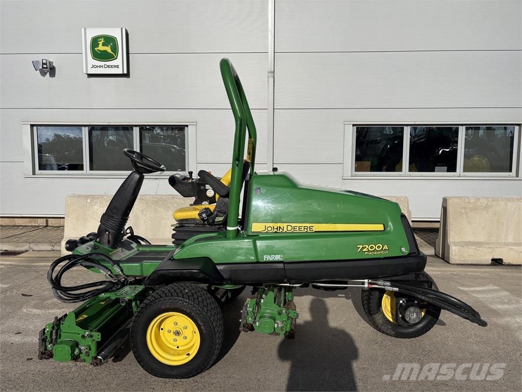 John Deere 7200A Arkasından yürünen çim biçme makineleri