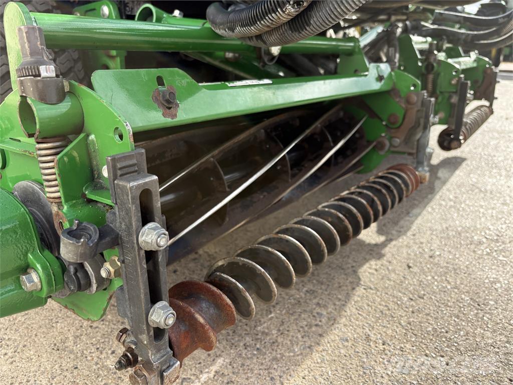 John Deere 7200A Arkasından yürünen çim biçme makineleri