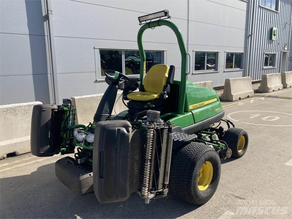 John Deere 7500AE Arkasından yürünen çim biçme makineleri