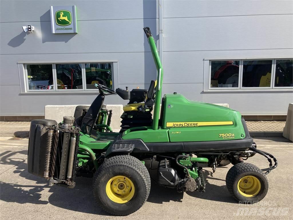 John Deere 7500AE Arkasından yürünen çim biçme makineleri