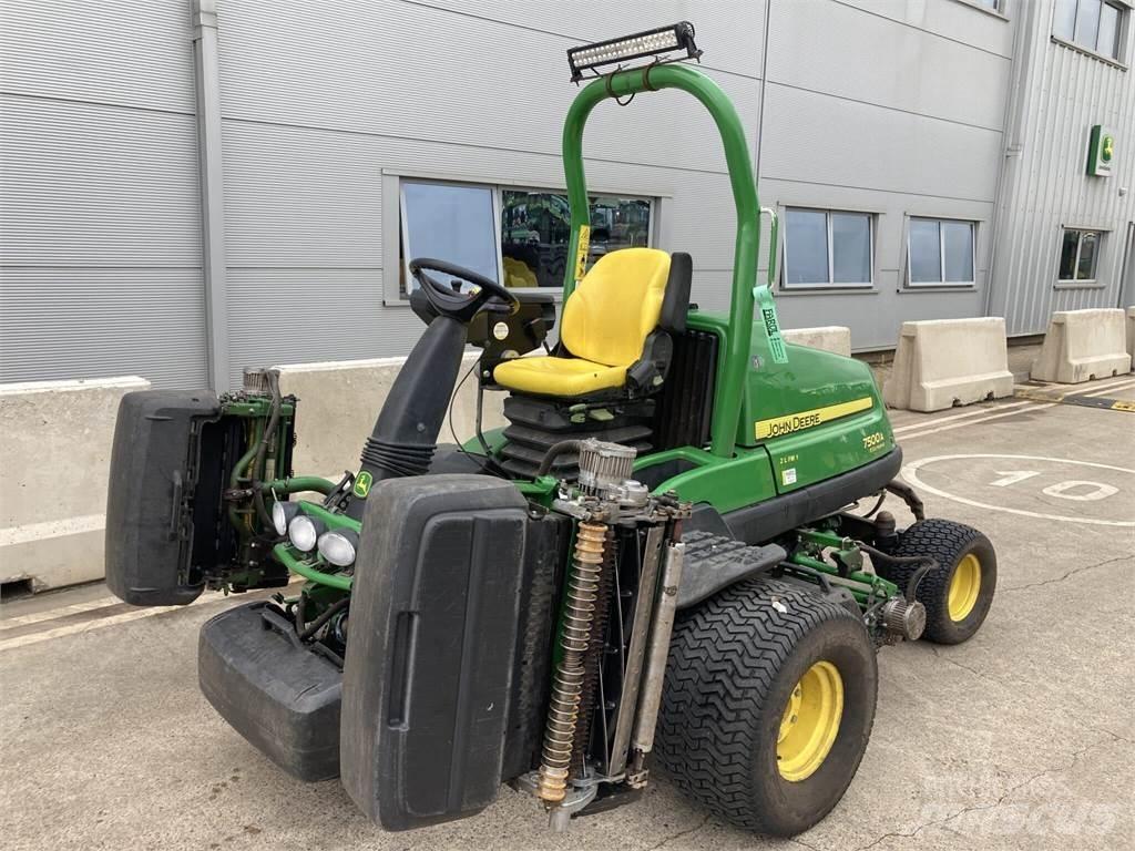 John Deere 7500AE Arkasından yürünen çim biçme makineleri