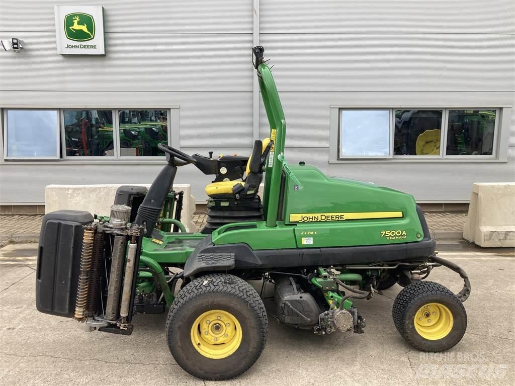 John Deere 7500AE Arkasından yürünen çim biçme makineleri