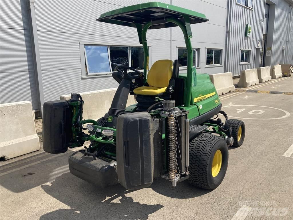 John Deere 7500AE Arkasından yürünen çim biçme makineleri